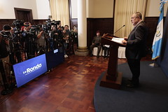 Presidente Bernardo Arévalo, acompañado de la Secretaria de Comunicación, Karina García, el Ministro de Defensa, Henry Saenz, del Viceministro de Infraestructura, Pedro Martínez, y la Secretaria de Conred, Claudinne Ogaldes by Gobierno de Guatemala