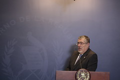 Presidente Bernardo Arévalo, acompañado de la Secretaria de Comunicación, Karina García, el Ministro de Defensa, Henry Saenz, del Viceministro de Infraestructura, Pedro Martínez, y la Secretaria de Conred, Claudinne Ogaldes by Gobierno de Guatemala