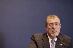 Presidente Bernardo Arévalo, acompañado de la Secretaria de Comunicación, Karina García, el Ministro de Defensa, Henry Saenz, del Viceministro de Infraestructura, Pedro Martínez, y la Secretaria de Conred, Claudinne Ogaldes by Gobierno de Guatemala