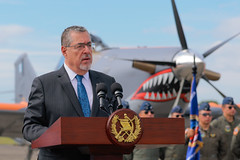 Presidente Bernardo Arévalo participa en la entrega de aeronaves al Ejército para combatir incendios forestales y uno más para transporte de pasajeros, en acto celebrado en las instalaciones de la Fuerza Aérea Guatemalteca by Gobierno de Guatemala